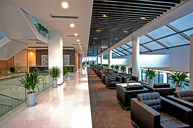 国产成人综合影院：夜城车影驾驭都市暗流，竞速抉择交织多面人生-4