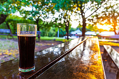 欧美公司黑白配系列的产品特点是什么：极简赛道，驾驭未来，沉浸纯粹竞速新美学-4