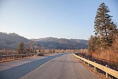国产成人v:末日公路,钢铁孤旅与人性抉择的废土史诗-3