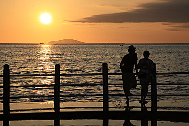 男友往我嘴巴撒尿怎么回事：硬核生存游戏引爆争议，极端情境下的水源获取机制深度解析-4