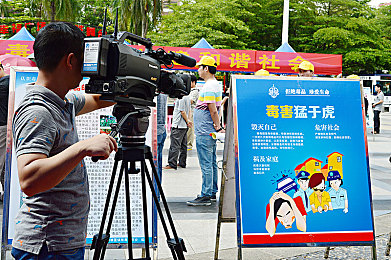 青少年 自由 摘花 娇小：心灵旷野之旅，驾驶复古车寻觅记忆之花-1