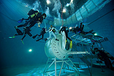 男同性恋：引擎轰鸣中的情感羁绊，极速同航重塑竞速游戏叙事边界-2