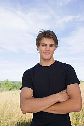 打扑克又叫又喊痛:王牌弯道卡牌竞速,策略与狂飙的双重对决-3